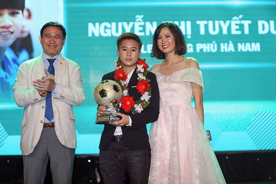 Nguyễn Thị Tuyết Dung trên bục nhận giải 