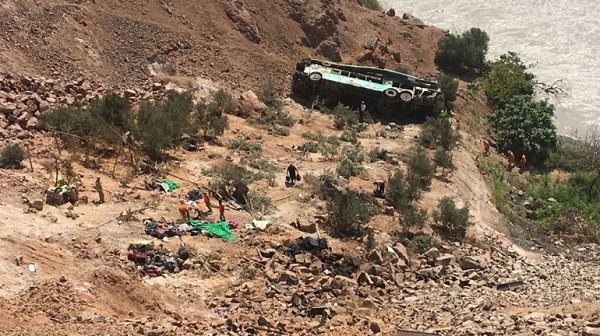 Xe buýt lao xuống vực tại Nepal, 21 người chết