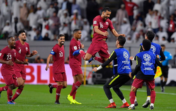 Niềm vui chiến thắng của các cầu thủ Qatar trong trận bán kết với UAE.Ảnh: AFC