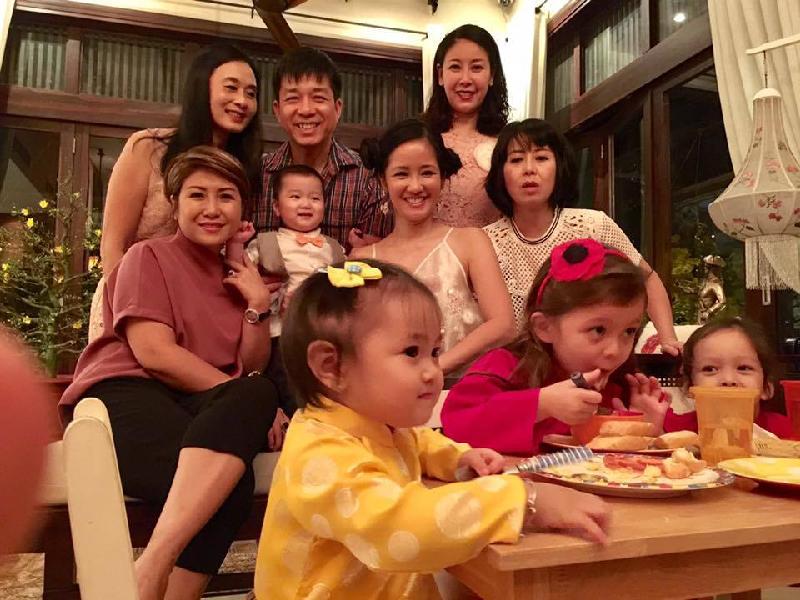 Trong dịp Tết, Hà Kiều Anh cũng sang nhà để chúc Tết gia đình Hồng Nhung.