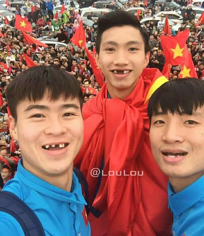Phong độ ngời ngời khi bị chế ảnh răng móm, cầu thủ tuyển Việt Nam khiến người xem thốt lên không mê nổi-1