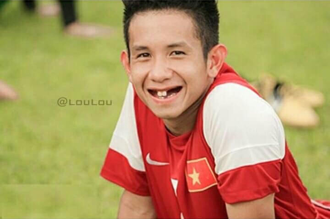 Phong độ ngời ngời khi bị chế ảnh răng móm, cầu thủ tuyển Việt Nam khiến người xem thốt lên không mê nổi-10