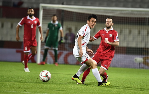 Lebanon (áo đỏ) thi đấu cực kỳ nỗ lực nhưng vẫn không thể giành vé vào vòng 1/8 Asian Cup