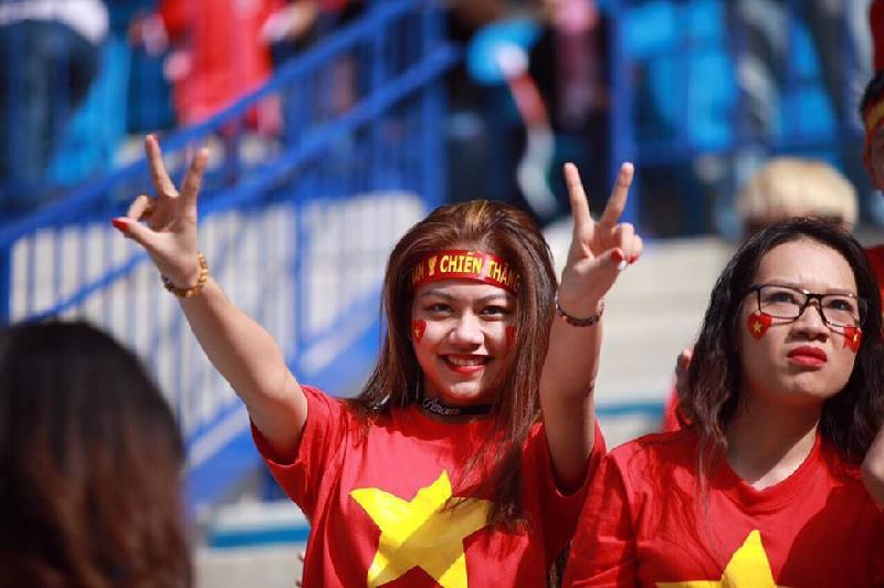 Fan Việt Nam đến sân Al Maktoum cổ vũ thầy trò Park Hang Seo