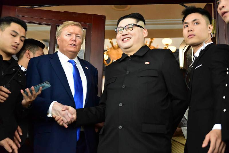  Chiều nay, hai nhân vật giống Tổng thống Mỹ Donald Trump và Chủ tịch Triều Tiên Kim Jong-un đã xuất hiện tại một khách sạn ở trung tâm Hà Nội 