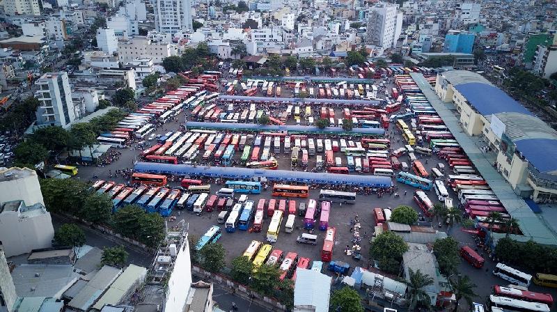 Bến xe Miền Đông ngày cuối năm nhìn từ trên cao, hàng nghìn ô tô xếp kín bên trong bến 