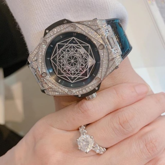Bên cạnh dòng trạng thái cảm xúc, nữ ca sĩ đăng tải hình ảnh chiếc đồng hồ là món quà cô mới tặng cho ông xã làm quà kỷ niệm cưới. Theo Hari Won, cô từ lâu đã muốn mua cho chồng một chiếc đồng hồ xịn kỷ niệm ngày cưới và đến giờ đã có thể làm được. Mẫu đồng hồ có tên đầy đủ là Big Bang Sang Bleu Titanium Pavé 45mm, với giá 843 triệu đồng, là phiên bản giới hạn chỉ có 200 chiếc trên thế giới.