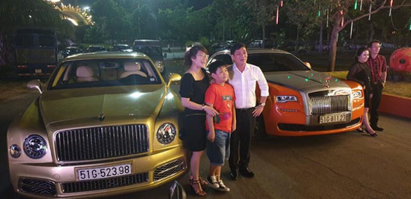  Chiếc ôtô màu xanh giá hơn 40 tỉ đồng của bà Hằng cùng chiếc ôtô màu cam gần 30 tỉ đồng ông Dũng đỗ trong KDL Đại Nam.