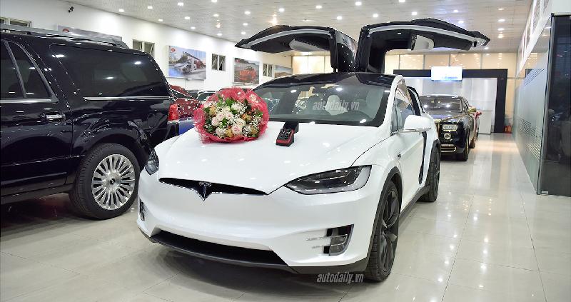 Đại gia Hà Nội chi 9 tỷ tậu Tesla Model X tặng vợ.