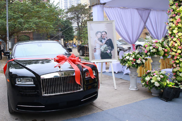 Siêu xe 30 tỷ mà chồng đại gia tặng cho Hoa hậu Thu Ngân.