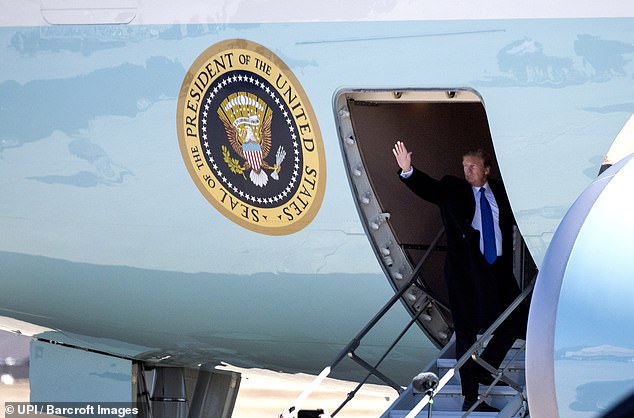 Hình ảnh ông Trump lên chiếc Không lực 1 đến Việt Nam