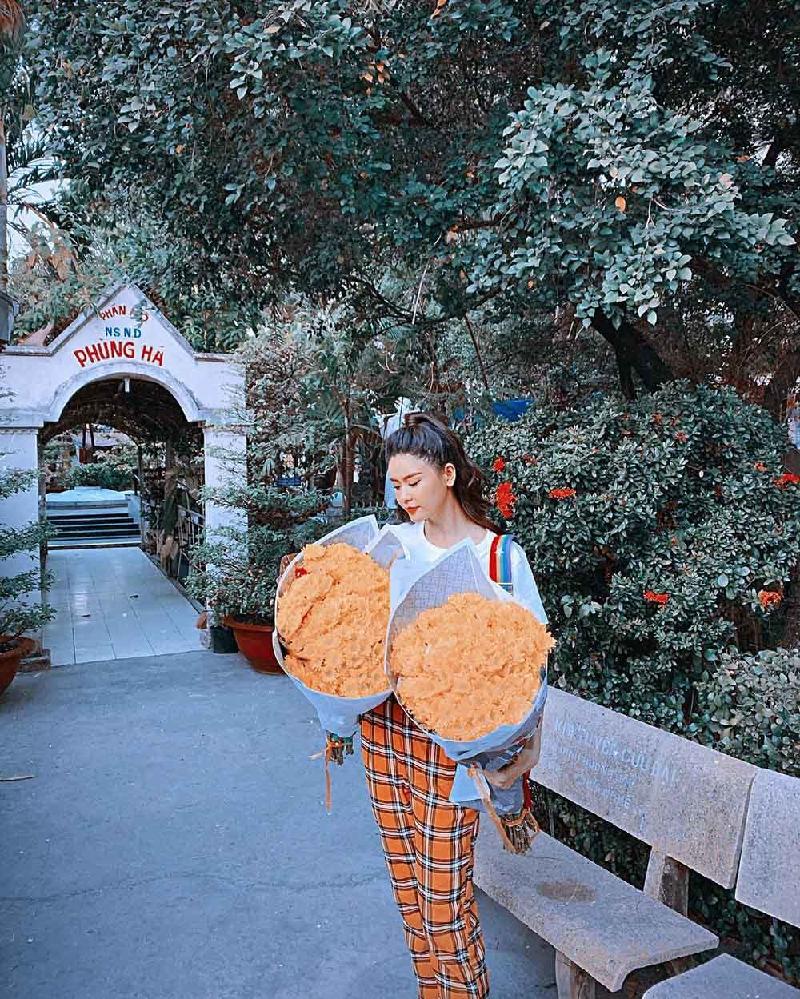Trương Quỳnh Anh ôm 2 bó hoa lớn đến chùa để dâng hoa. Cô cho biết bản thân bận rộn cả ngày nhưng cũng kịp ghé thăm và đặc biệt nữ diễn viên chia sẻ cảm thấy trong lòng thật nhẹ nhàng.