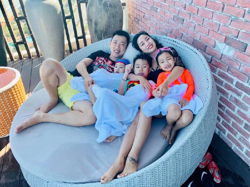 Ốc Thanh Vân đăng tải hình ảnh hạnh phúc của cả gia đình khiến không ít người ngưỡng mộ. Nữ diễn viên còn chia sẻ đây là chuyến du lịch đầu năm mừng sinh nhật sớm của 2 vợ chồng tại Vũng Tàu.