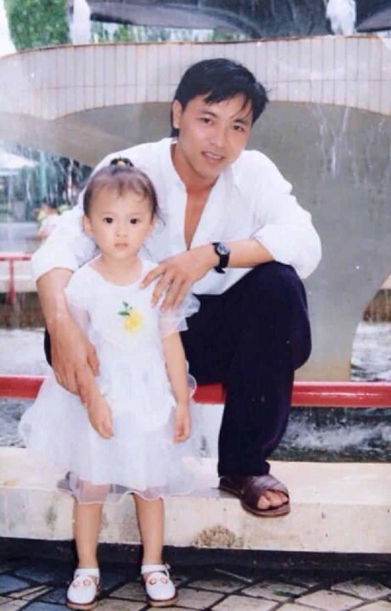 Angela Phương Trinh chia sẻ hình ảnh chụp lúc nhỏ cùng ba của mình khiến nhiều khán giả xuýt xoa khen ngợi gương mặt không kém gì tài tử điện ảnh của ba nữ diễn viên.