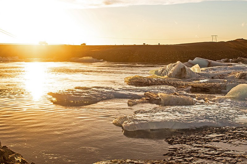 Là một phần của vườn quốc gia Vatnajokull, dòng sông băng có độ dày trung bình 400m, nơi có độ dày tối đa là 1km.