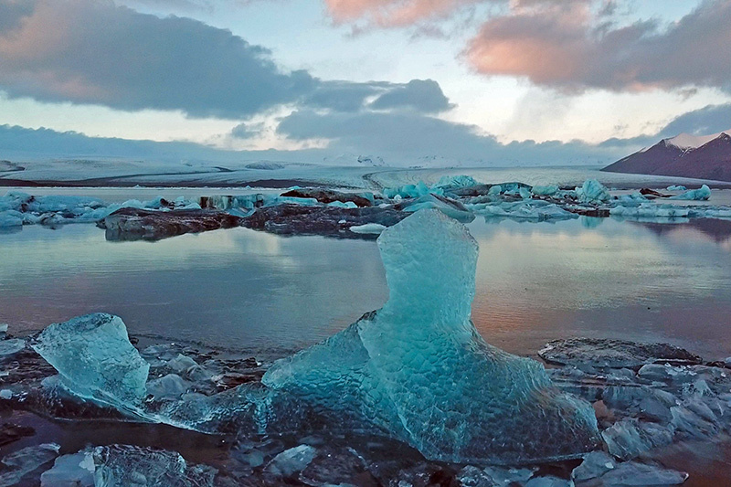 Vatnajokull là sông băng lớn nhất ở châu Âu và lớn thứ ba thế giới.