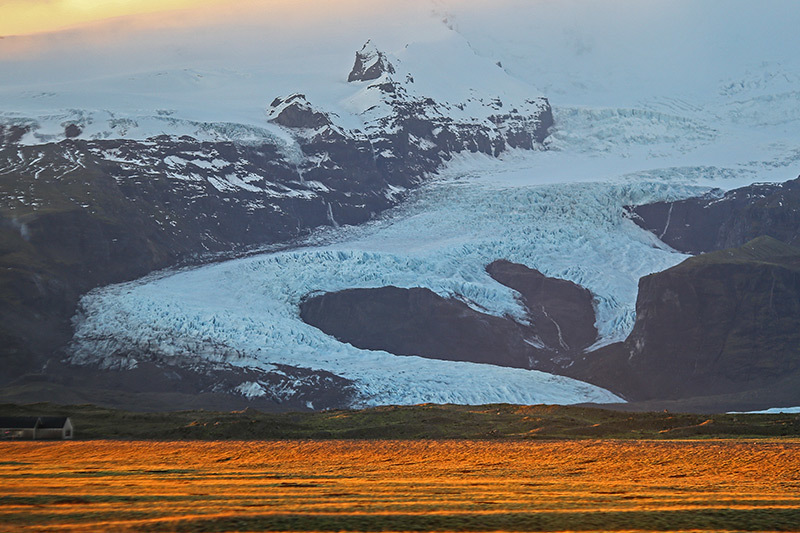 Dòng sông băng như được dát vàng dưới ánh nắng chiều.