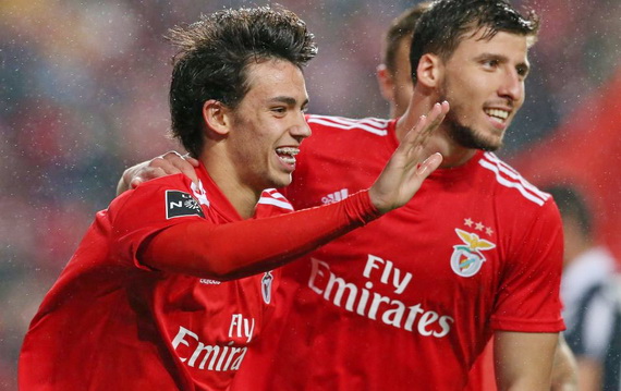 Felix (trái) trong màu áo Benfica