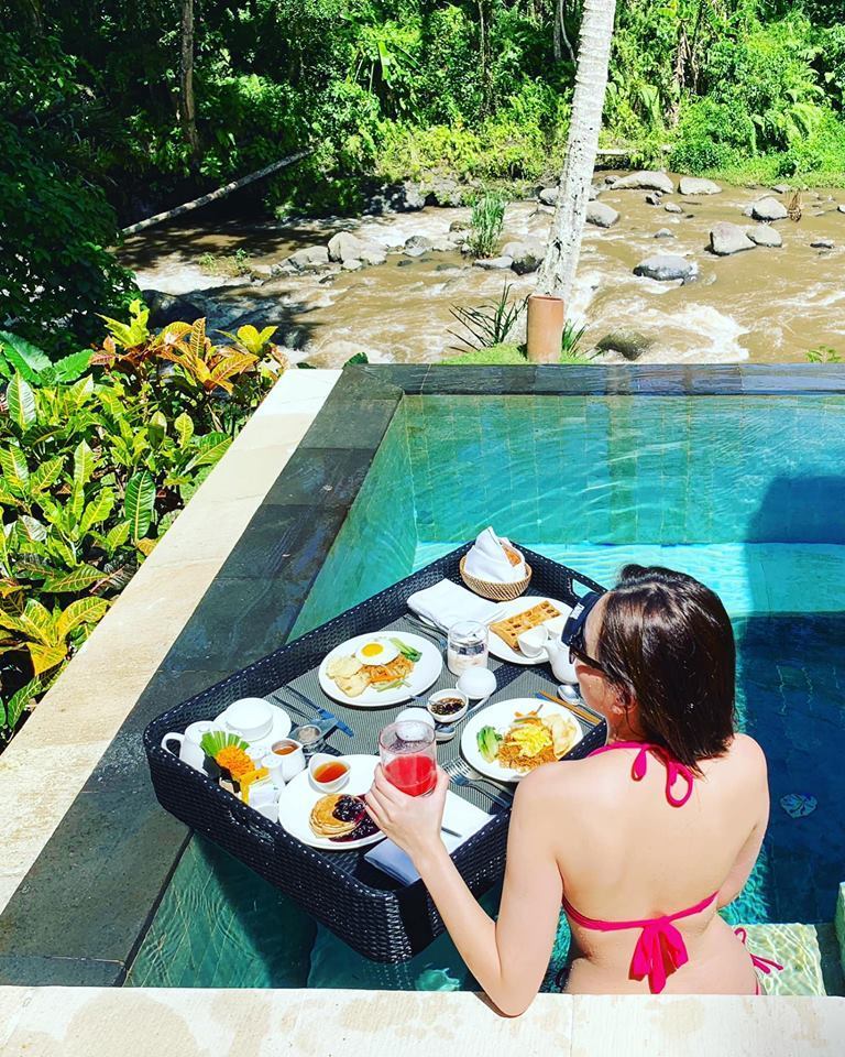 Tin sao Việt 8/2: BTV Mai Ngọc dành những ngày nghỉ Tết cho chuyến du lịch tại Indonesia. Cô khoe tấm lưng gợi cảm trong trang phục bikini cùng bữa sáng sang chảnh tại hồ bơi.