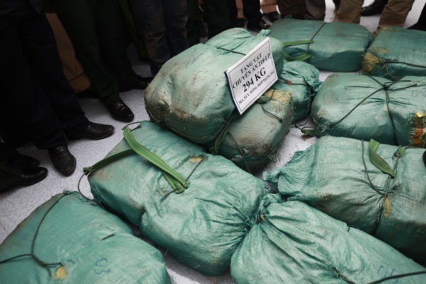 Nam thanh niên người Lào vận chuyển ma túy đá 'khủng' qua biên giới thế nào?