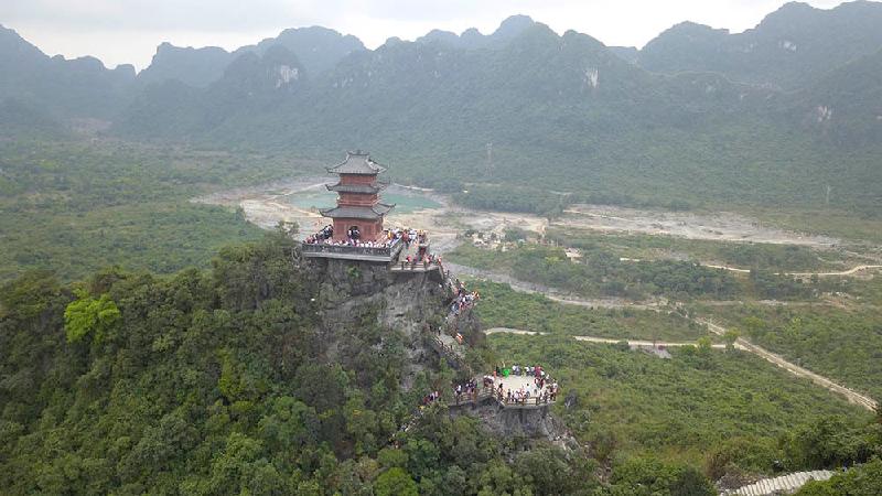 Ngôi chùa lớn nhất thế giới ở Hà Nam đón hàng vạn lượt khách