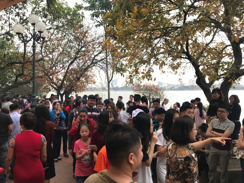 Phủ Tây Hồ được biết đến là một trong những nơi linh thiêng nhất ở Hà Nội, do vậy mỗi dịp đầu năm đều thu hút rất đông người về đây cầu lộc và cầu may mắn.... 