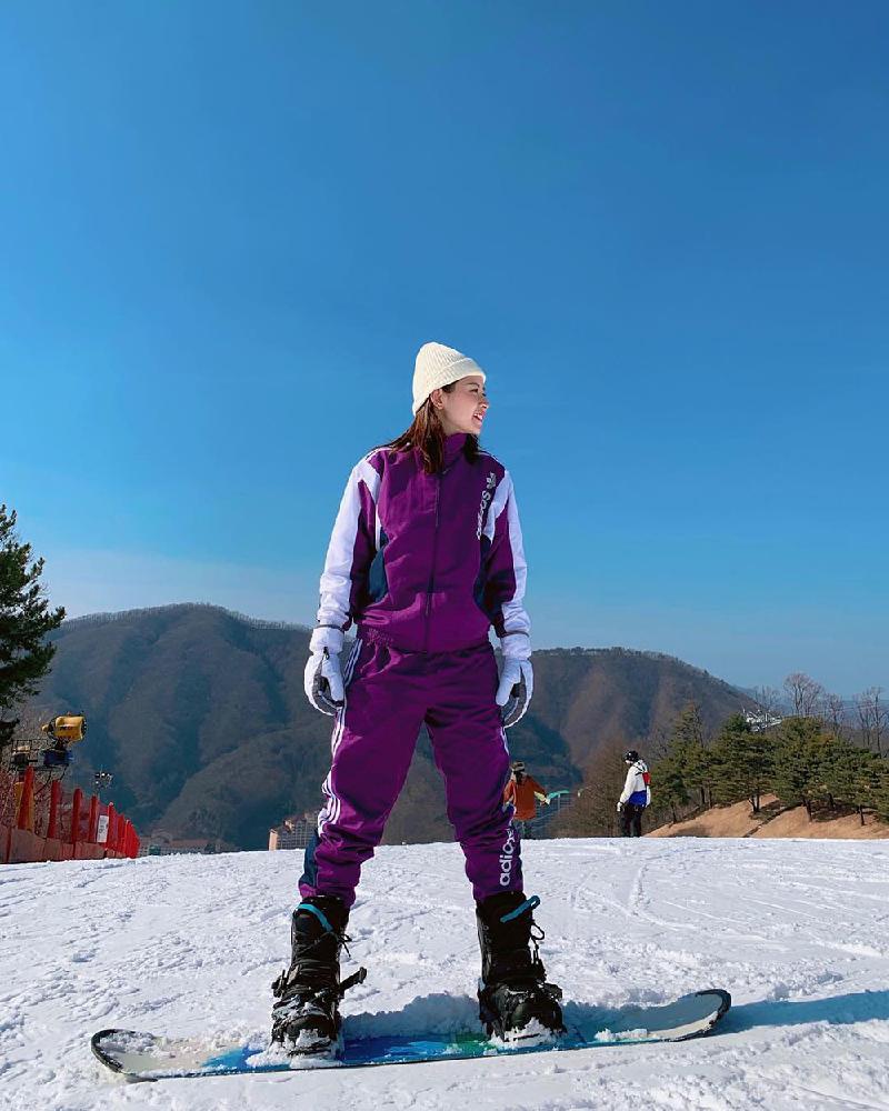 Chi Pu khoe hình ảnh vi vu tại Hàn Quốc và trải nghiệm môn thể thao trượt tuyết đầy thú vị. Cô ca sĩ cũng 