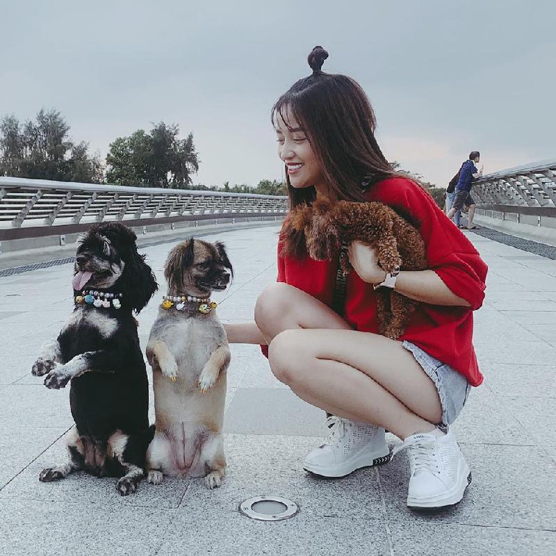 Nữ diễn viên Puka đăng ảnh dạo chơi cùng 3 chú cún của mình. Cô còn hài hước khẳng định Valentine người yêu không có nhưng chó phải có vài con.