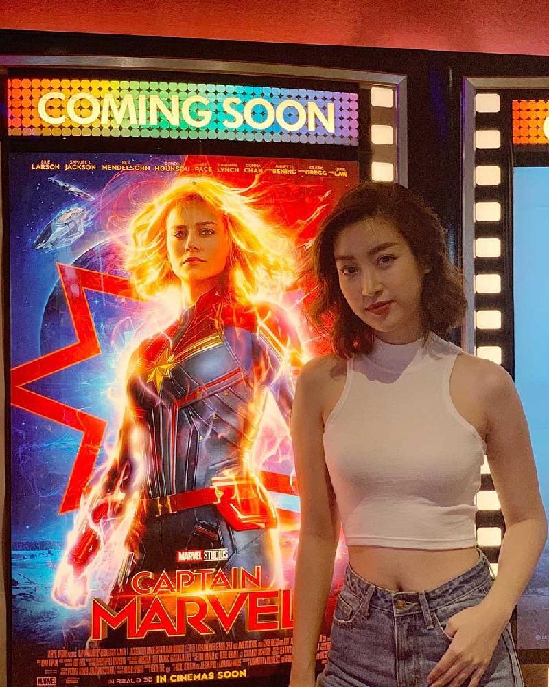 Đỗ Mỹ Linh diện quần bò, áo thun ôm sát khoe trọn vòng eo thon thả trong buổi tham dự sự kiện ra mắt phim Captain Marvel tại Singapore được tổ chức riêng cho khu vực Đông Nam Á. 