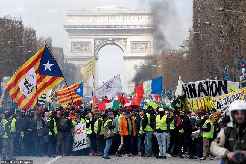 Cận cảnh loạt hình ảnh rúng động ở Paris hoa lệ khiến Tổng thống Pháp phải họp khẩn