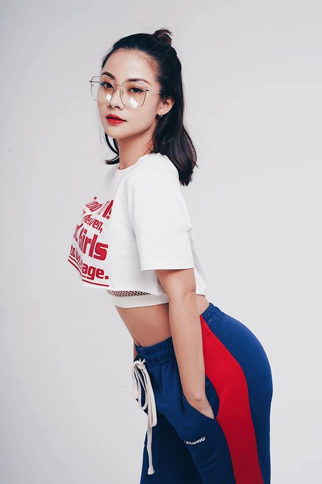 Không chỉ gây chú ý với trang phục bikini hay những bộ cánh mỏng manh sexy, Huyền Thạch cũng rất gợi cảm trong trang phục thể thao cá tính. 
