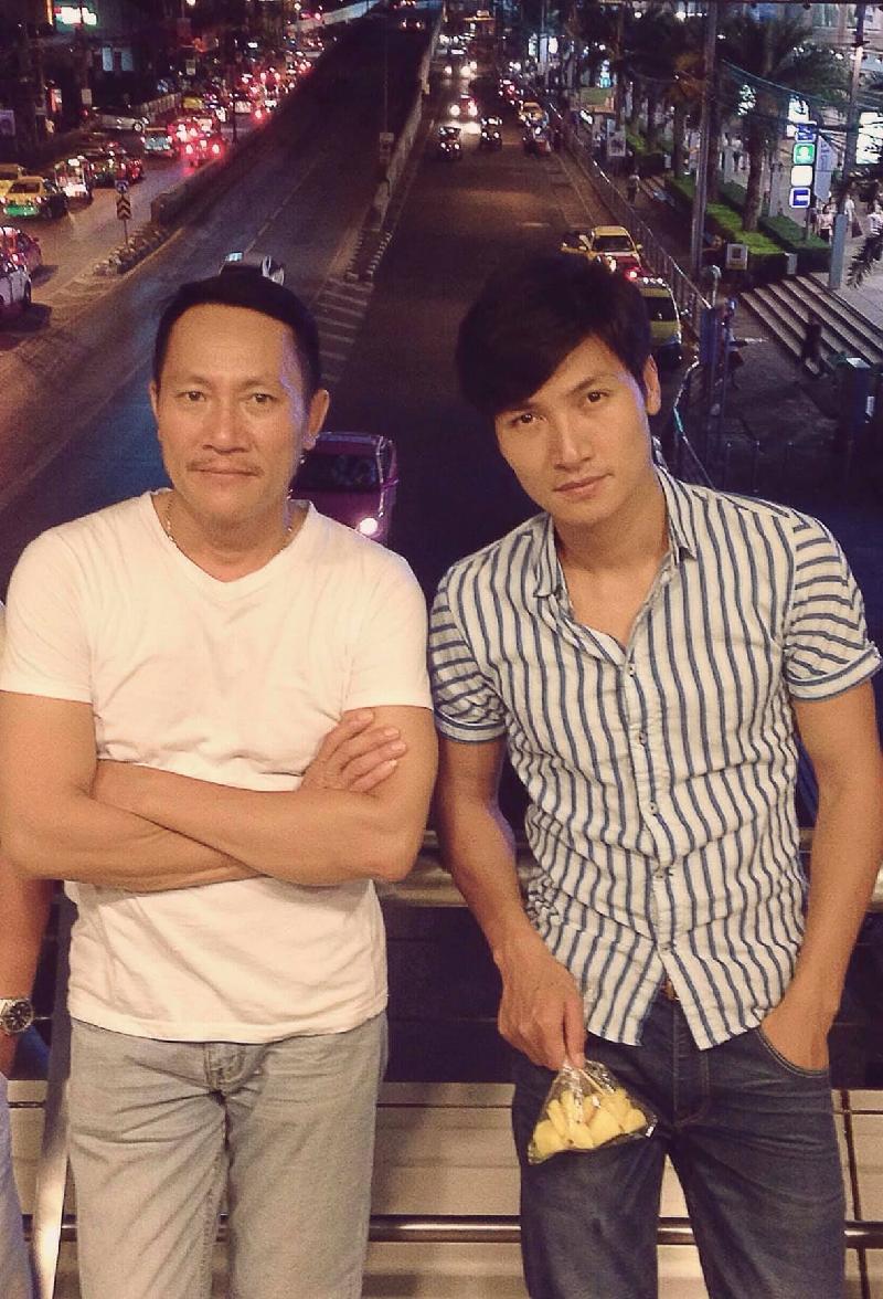 Diễn viên Mạnh Trường chia sẻ hình chụp cùng diễn viên Hoàng Hải và hóm hỉnh viết: “Hạo Nam và bố Hoài lạc lối ở Bangkok 5 năm trước. Đừng ai để ý túi dứa cầm ở tay nhé”.