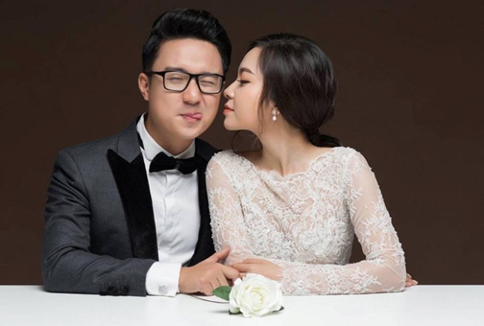 MC 'Cà phê sáng' Dương Sơn Lâm tung ảnh cưới ngọt ngào với vợ 9X