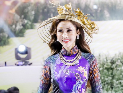 Hoa hậu Chi Nguyễn tỏa sáng với vai trò vedette trong đêm khai mạc Lễ hội Áo dài 2019