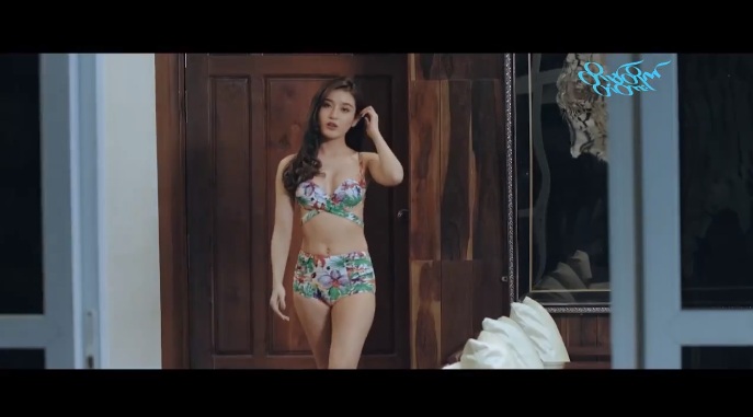 Cảnh quay Á hậu Huyền My mặc bikini khoe thân hình nóng bỏng trong bộ phim "Cây cầu mây" cũng từng nhận được nhiều chú ý.