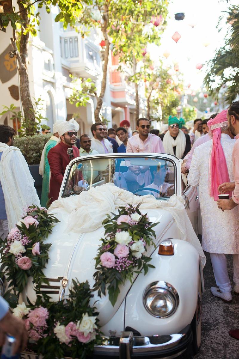 Để đưa đón khách mời cùng những người thân trong gia đình, cô dâu và chú rể đã thuê 2 máy bay làm phương tiện di chuyển. Đám cưới của cặp đôi này còn được xếp là 1 trong 9 đám cưới được mong chờ nhất ở Ấn Độ năm 2019.