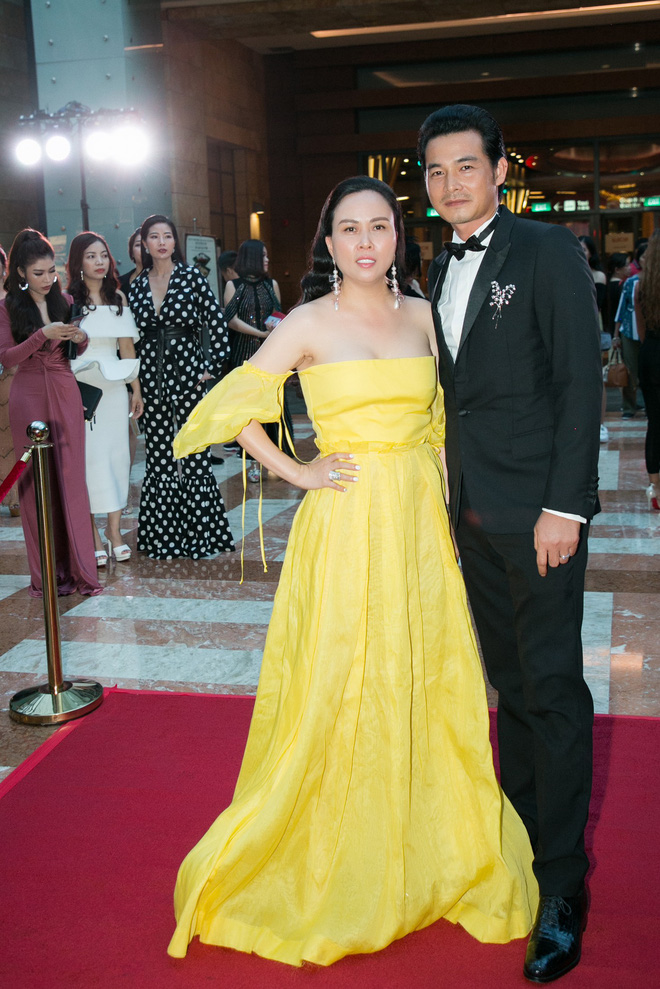 Cô sánh đôi cùng hôn phu - nam diễn viên Quách Ngọc Ngoan tại sự kiện.