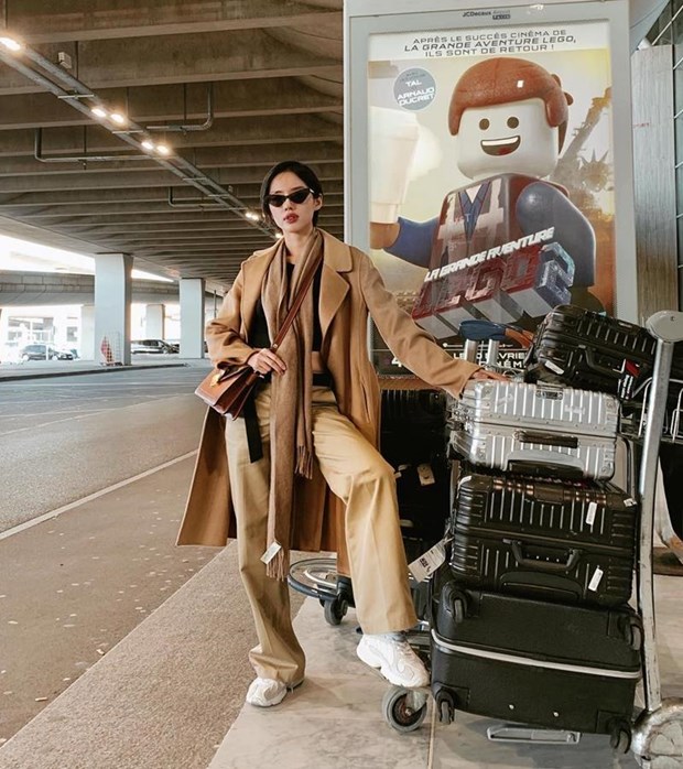 Khánh Linh khoe thời trang sân bay ngập đầy sắc camel trong chuyến xuất ngoại mới nhất. Cắt tóc pixie, chân dài Hà Thành có thêm tự tin để thử nghiệm các công thức phối đồ mới, trong đó bao gồm cả phong cách unisex.