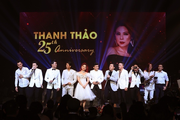 Thanh Thảo và các nam ca sĩ thể hiện liên khúc Mưa. Sau show diễn này, Thanh Thảo một lần nữa khẳng định sự yêu nghề và hết mình khi đầu tư lớn vào liveshow kỷ niệm 25 năm ca hát. 