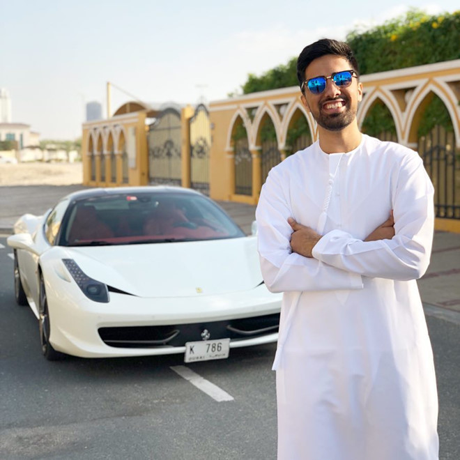 Mohamed Beiraghdary (SN 1995) được biết đến là một youtuber nổi tiếng và là con trai của gia đình giàu có ở Dubai.