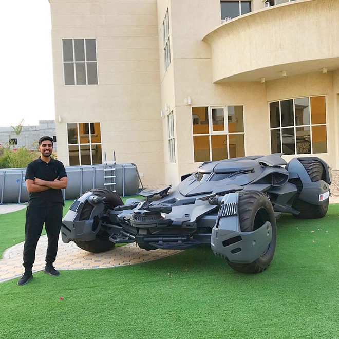 Anh sở hữu hàng loạt biệt thự rộng lớn. Trong ảnh Beiraghdary chụp ảnh bên ngoài biệt thự của mình ở Dubai.
