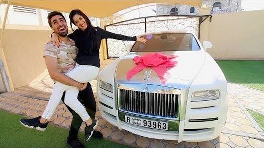  Dịp sinh nhật mẹ, anh chàng không tiếc tay chi tiền mua tặng bà chiếc Rolls Royce.