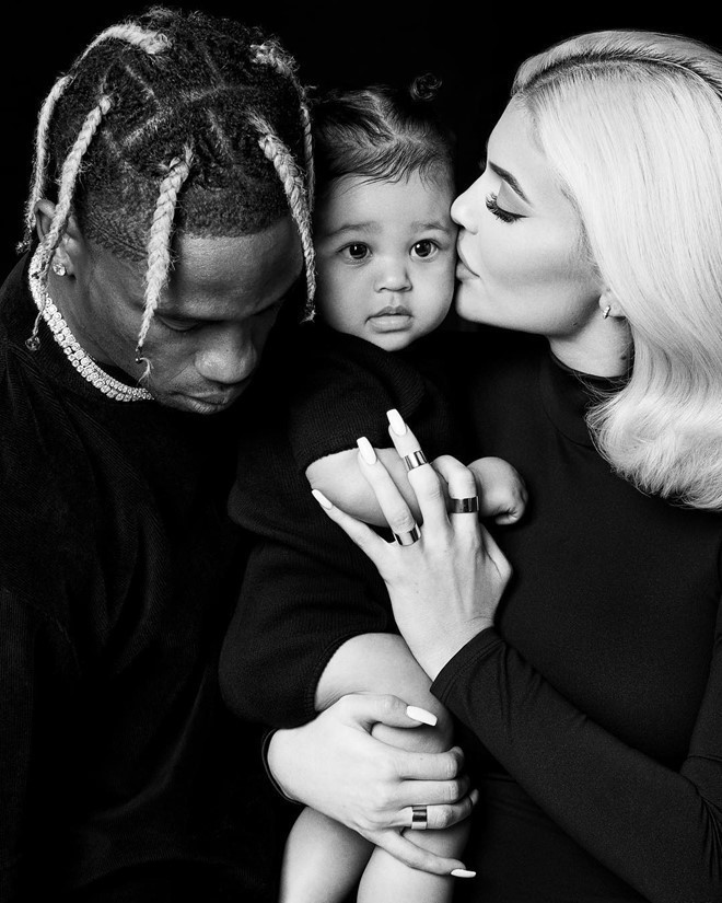 Tỷ phú trẻ Kylie Jenner cũng đang có một gia đình hạnh phúc bên chàng rapper Travis Scott cùng cô con gái nhỏ.