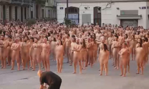 Hàng ngàn người chụp ảnh khỏa thân &quot;đòi quyền lợi cho nữ giới&quot;
