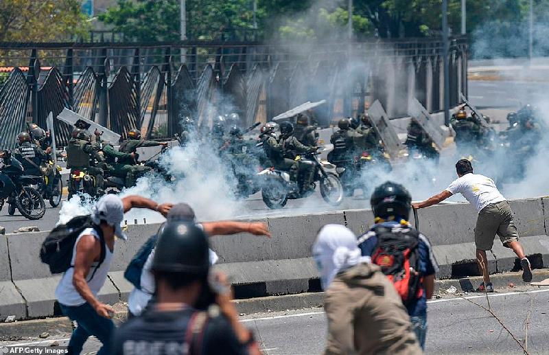 Chùm ảnh Venezuela hỗn loạn, chìm trong khói lửa và máu