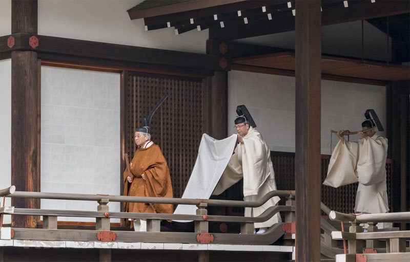 Nhật Hoàng Akihito (phải) rời khỏi ngôi đền Hoàng gia Kashikodokoro sau một nghi lễ trong lễ thoái vị, tại Tokyo ngày 30/4.