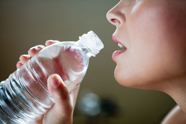 3 thói quen uống nước làm hỏng thận nhiều người mắc