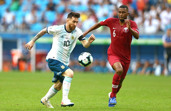 Đánh bại Qatar 2-0, Argentina lách qua cửa tử!