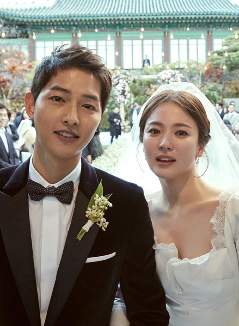 Ngày 26/6, Song Joong Ki đã ủy quyền cho luật sư đệ đơn xin ly hôn với Song Hye Kyo sau 2 năm kết hôn.