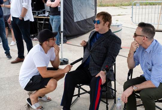 Danh ca Elton John chỉ đạo trực tiếp tại trường quay